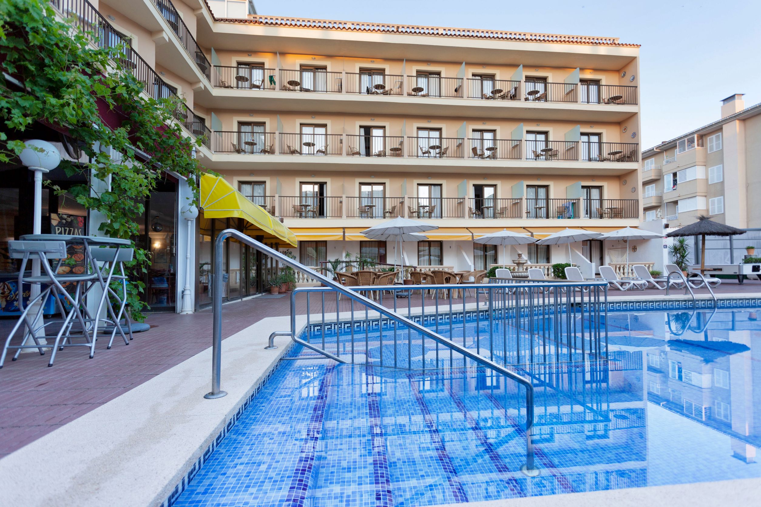 Amoros Hotel
