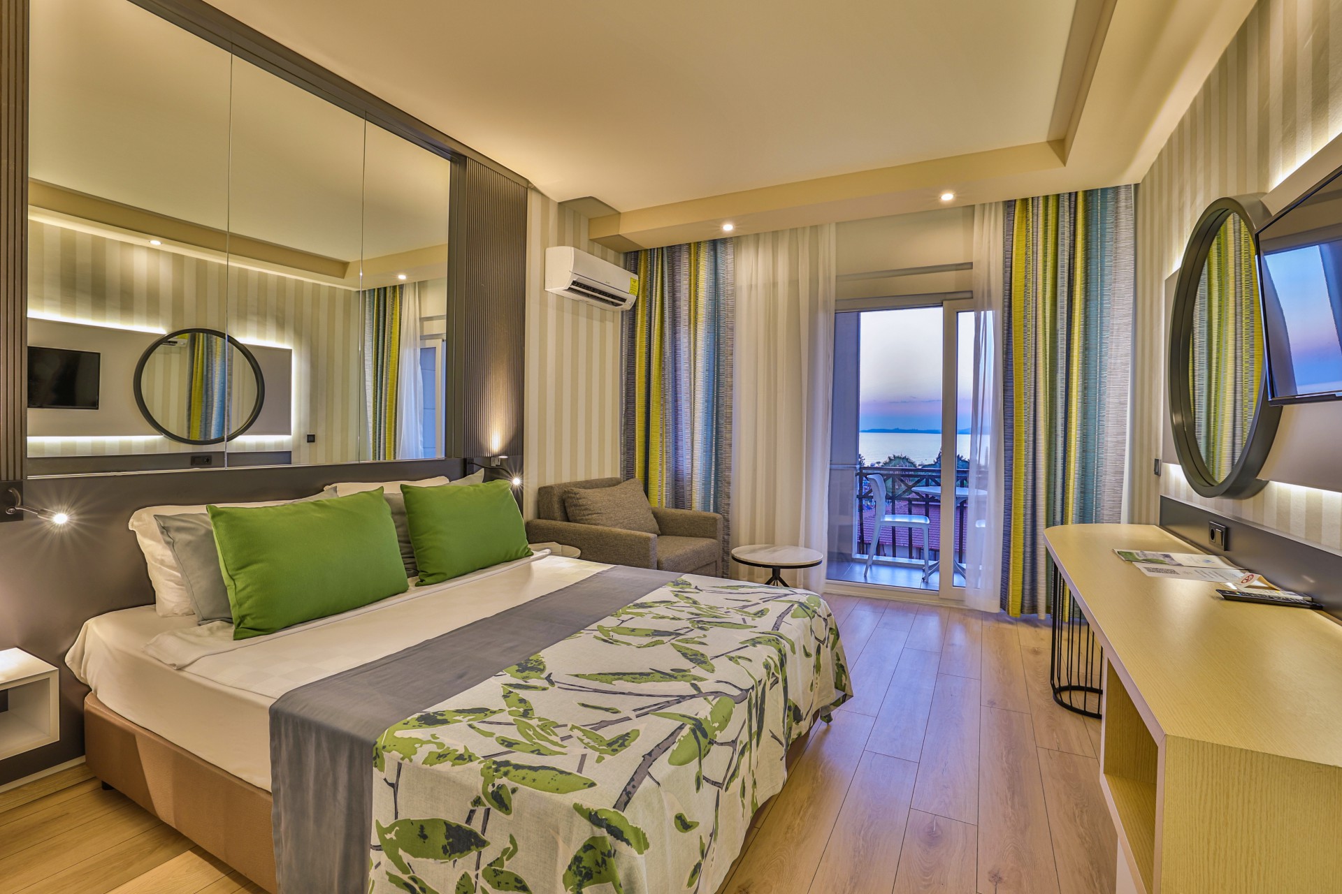 Crystal Land Of Paradise Beach Hotel