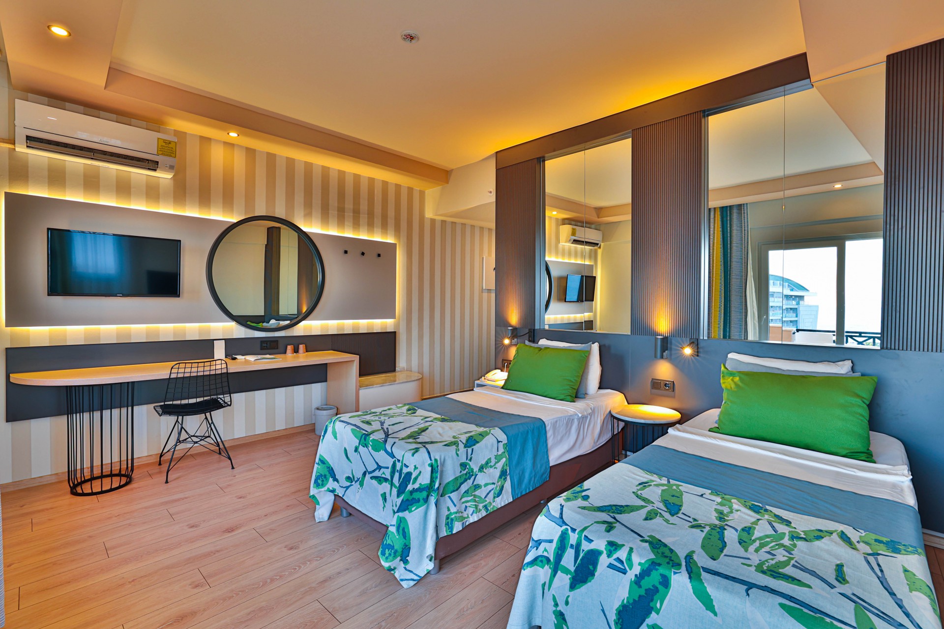 Crystal Land Of Paradise Beach Hotel