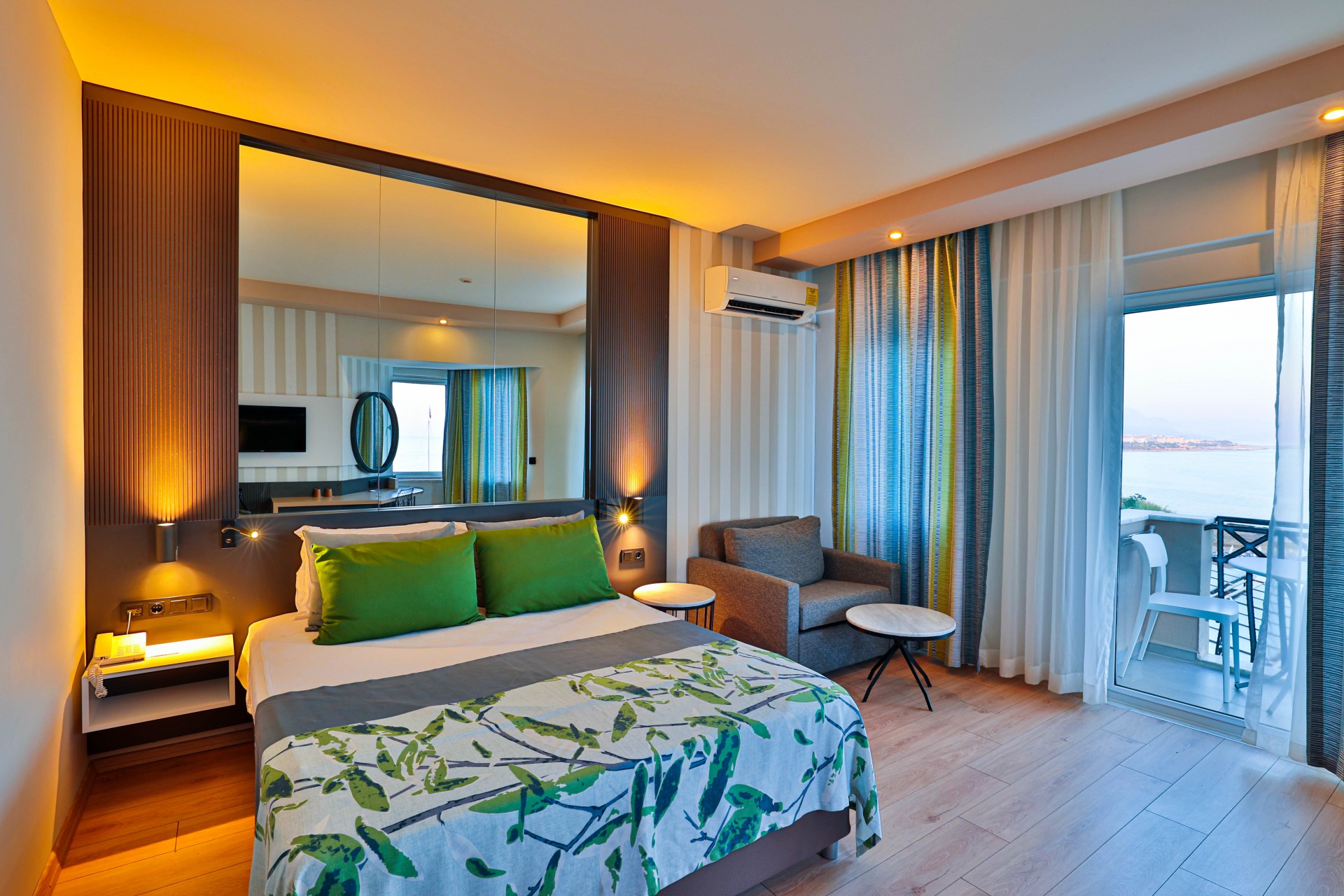 Crystal Land Of Paradise Beach Hotel