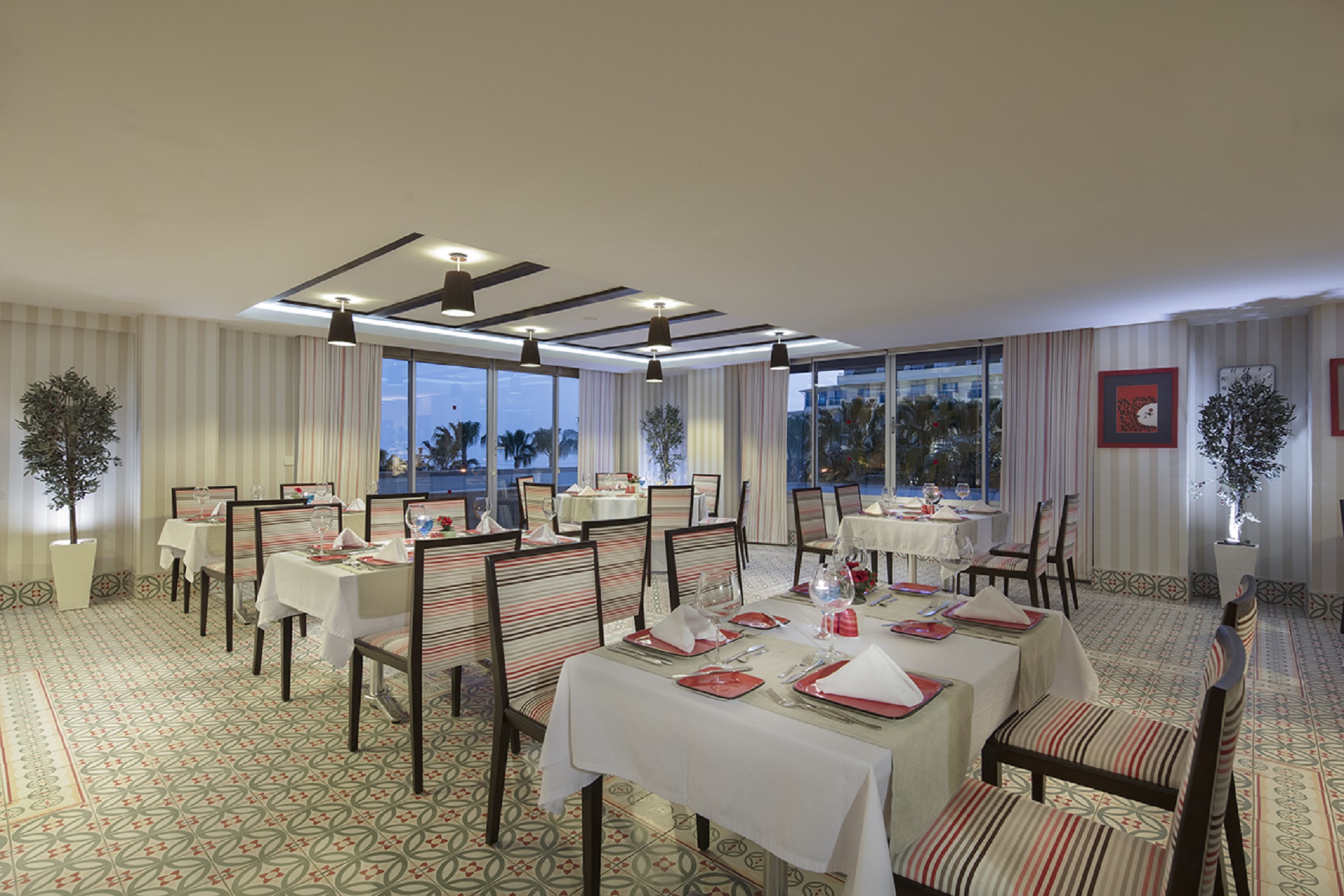 Royal Garden Beach Ex: Royal Select & Suite Hotel